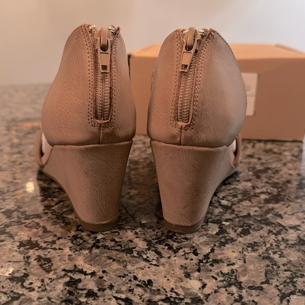 Journee Collection Aretha Taupe peep toe wedge NIB 5.5 - Picture 5 of 9